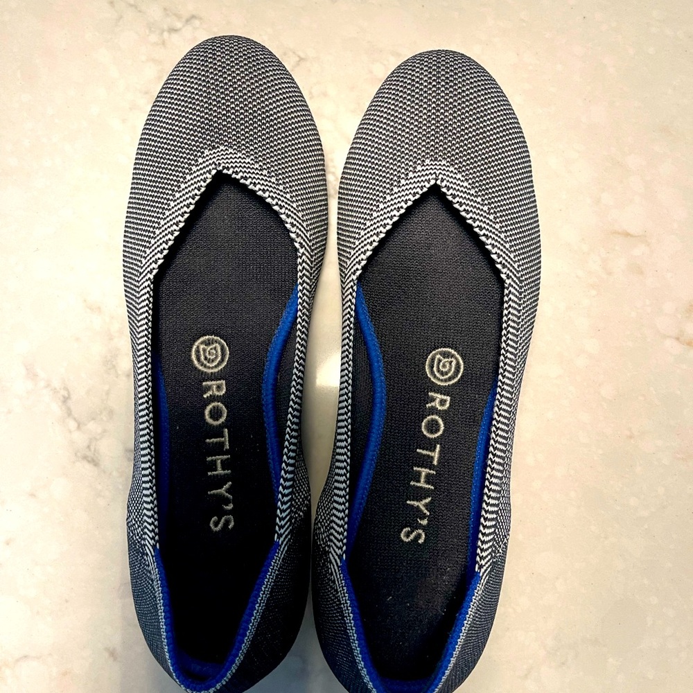 Size 8 classic Rothy’s flat. Black tweed print